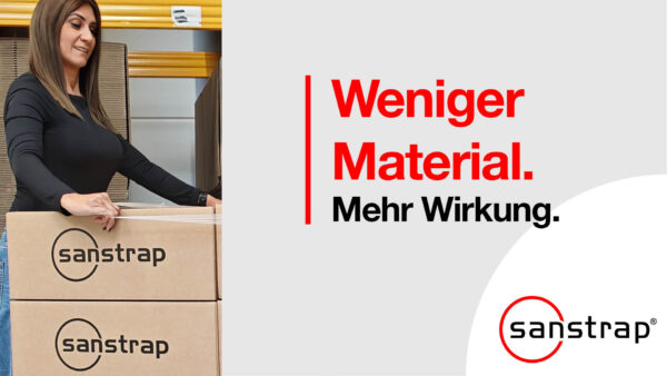 Mitarbeiterin demonstriert mit einem einzigen sanstrap® Dehnband die sichere Palettensicherung mit minimalem Verpackungsmaterial.